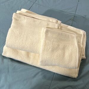 Modern threads towels
